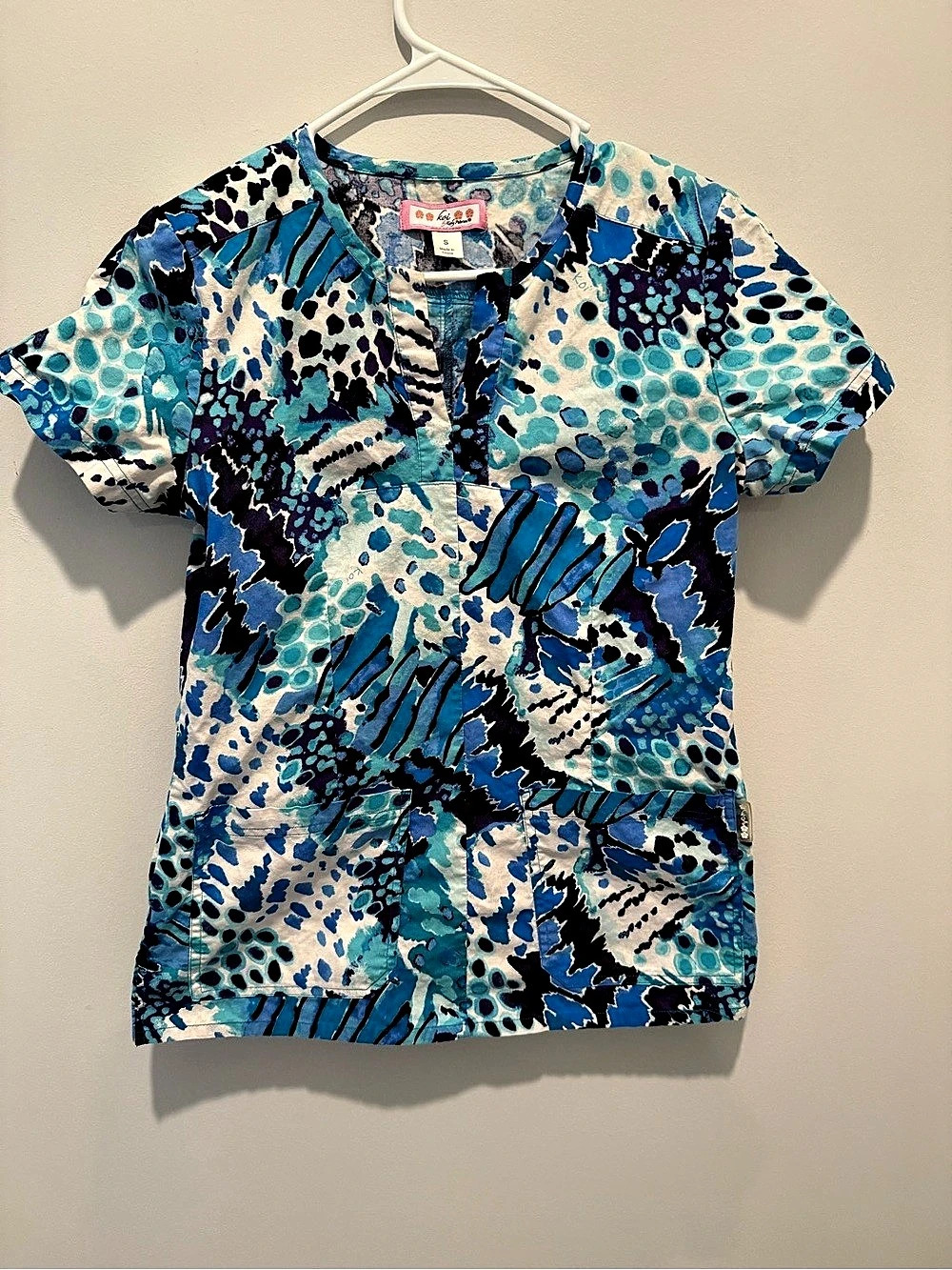 Koi  Abstract Print Scrub Top in Blue & White Like New - Medium